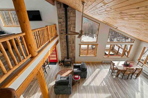 una vista aérea de una sala de estar en una cabaña de madera en Secluded Mtn home by Purg, Hot Tub, Views! Pets ok en Durango