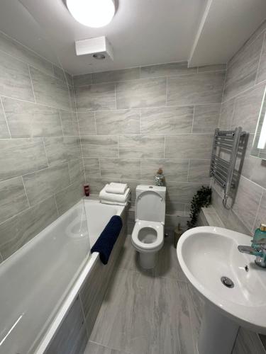 La salle de bains est pourvue d'une baignoire, de toilettes et d'un lavabo. dans l'établissement Studioflat in the heart of Chelsea, à Londres