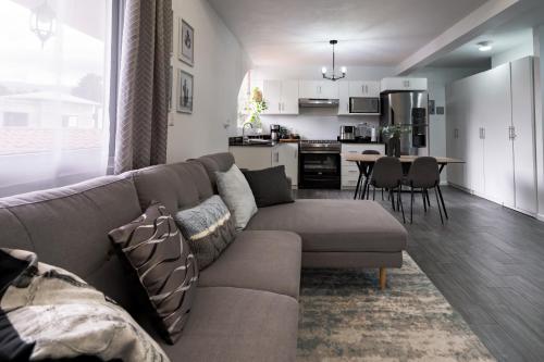 a living room with a couch and a kitchen at Apartamento acogedor y minimalista. in Quetzaltenango