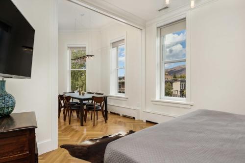 Un dormitorio con una cama y un comedor con una mesa. en Independence Square 203, Stunning Suite w/ Great Views of Downtown Aspen, en Aspen