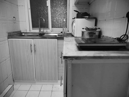 uma cozinha com um lavatório e uma bancada em 05 Burjuman metro stations Unisex Hostel Private room - 05 no Dubai