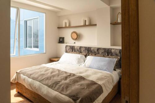 a bedroom with a large bed with a window at Cityblue SantaFe comodidad, lujo in Mexico City
