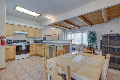 Fotografie z fotogalerie ubytování Cozy Amalia Cabin about 3 Mi to Endless Blue Resort v destinaci Amalia