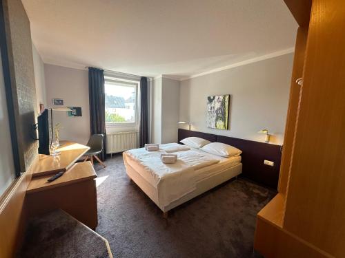 Habitación de hotel con cama y ventana en Hotel Lachnerhof, en Erlangen