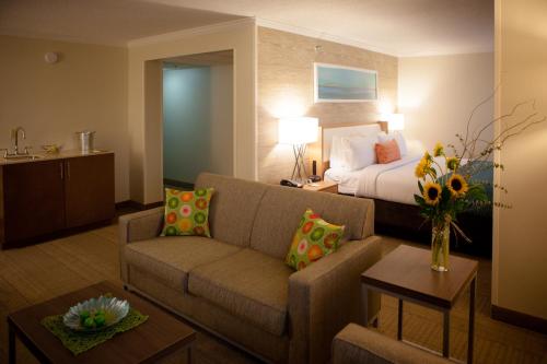 uma sala de estar com um sofá e uma cama em Holiday Inn Greenville, an IHG Hotel em Greenville
