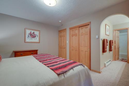Ένα ή περισσότερα κρεβάτια σε δωμάτιο στο Amalia Mountain Getaway with Deck, Fireplace!