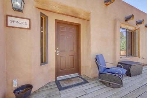 Ruang duduk di Serene Amalia Cabin with Deck and Mountain Views