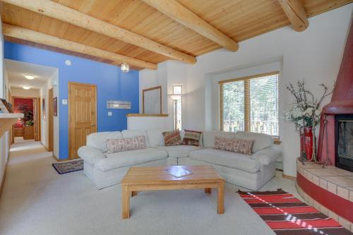 Ruang duduk di Serene Amalia Cabin with Deck and Mountain Views