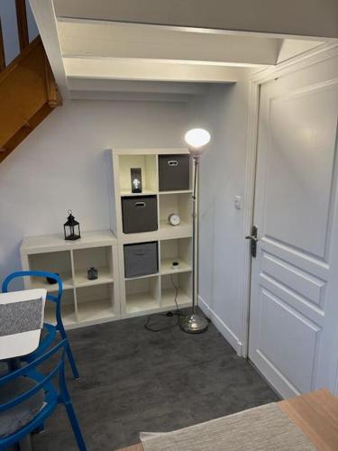 une chambre avec une porte, une table et une lampe dans l'établissement Appartement dans ancien Hôtel historique, à Rouen