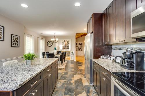 Η κουζίνα ή μικρή κουζίνα στο Remodeled Family Home about 2 Mi to Lake Lanier!