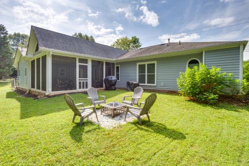 Κήπος έξω από το Remodeled Family Home about 2 Mi to Lake Lanier!