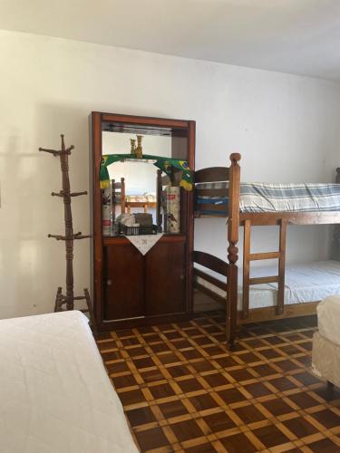 ein Schlafzimmer mit einem Etagenbett und einem Spiegel in der Unterkunft Quarto privativo ótima localização in São Paulo