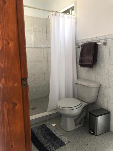 een badkamer met een toilet en een douche bij Casa oceane in La Ventana