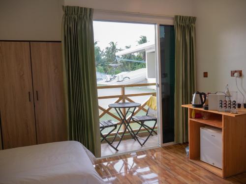 Postel nebo postele na pokoji v ubytování Turtle Maldives - Your Gateway to the Beach & Marine Adventures Await!