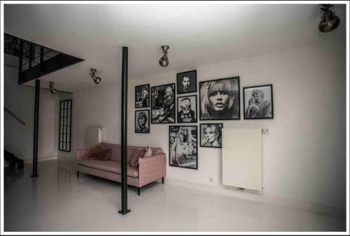 Χώρος καθιστικού στο Ivory (car) loft / Carloft