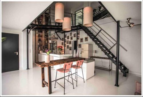 Η κουζίνα ή μικρή κουζίνα στο Ivory (car) loft / Carloft