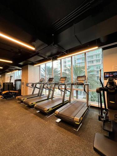 Fitness centrum a/nebo fitness zařízení v ubytování Miami Grand City View 1709