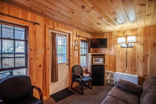 Ruang duduk di Pemi Cabins