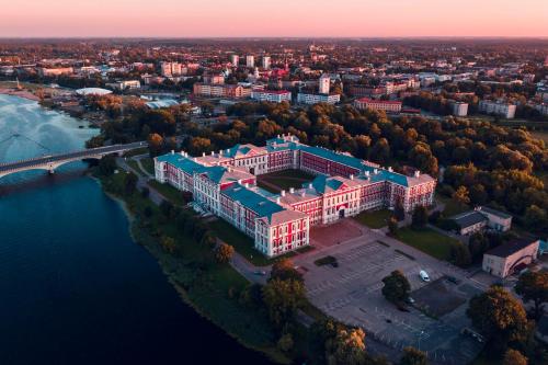 een luchtzicht op een gebouw naast het water bij Dream Apartment in Jelgava