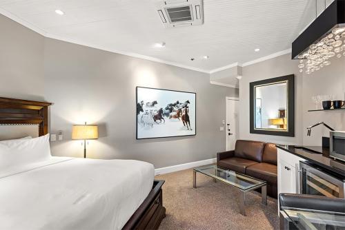 Independence Square 302, Top Floor Stylish Hotel Room with Wet Bar, A/C, in Downtown Aspen photo 2