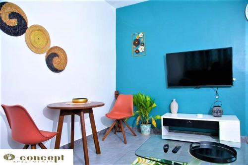 Abomey-CalaviにあるB-Concepts Apartmentsのリビングルーム(テレビ、テーブル、椅子付)
