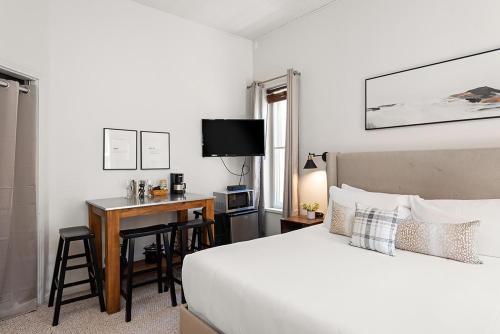 Independence Square 211, Chic Hotel Room with Mountain Views, A/C, & Rooftop Hot Tub photo 2