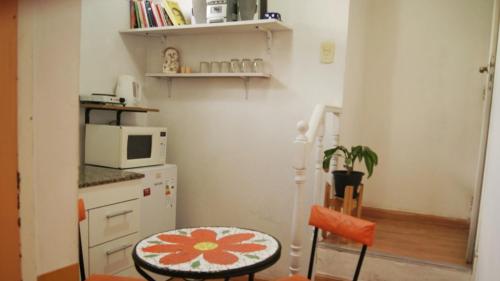a small kitchen with a table and a microwave at Luminoso Depto S Fernando a 100 m Estación in San Fernando