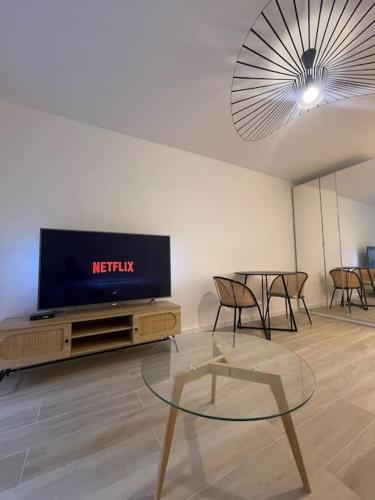 ロクブリュヌ・カップ・マルタンにあるCharmant studio (plage, Monaco)のリビングルーム(テレビ、テーブル、椅子付)