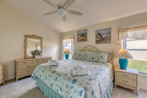 1 dormitorio con 1 cama y ventilador de techo en The Boat House, en Orlando