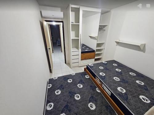 a small room with a bed and a closet at Loc10flats 3 Quartos - Residencial Monte Castelo in Bezerros