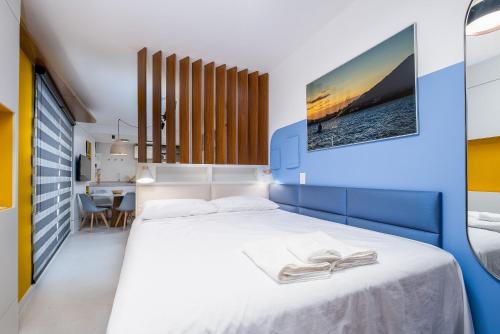 una camera da letto con un letto e due asciugamani di Belíssimo e moderno studio para casais STU309 a Florianópolis