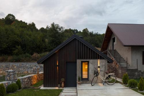 une maison avec un vélo garé à l'extérieur dans l'établissement Wood cabin Kolasin, à Kolašin