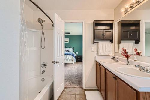 ein Bad mit einer Badewanne, einem Waschbecken und einer Dusche in der Unterkunft The Patriot House - Pet Friendly plus Hot Tub and Fire Pit in San Antonio