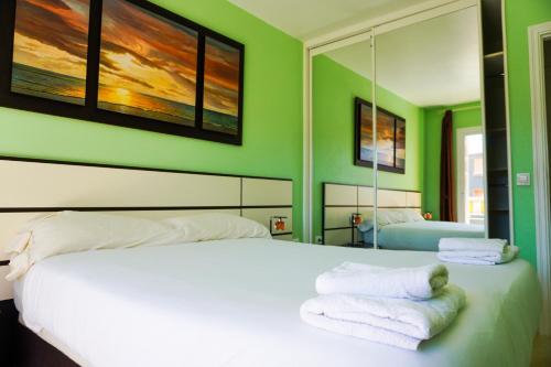 Posteľ alebo postele v izbe v ubytovaní South Coast Apartment