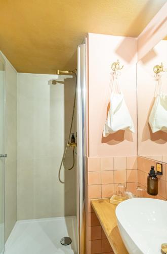 a bathroom with a shower and a sink at Boutique-Hotel Stadtherberge Wetzlar in Wetzlar