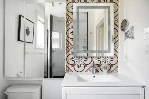 y baño con lavabo, espejo y aseo. en Vihome005C1-Beautiful House near Eglinton subway station, en Toronto