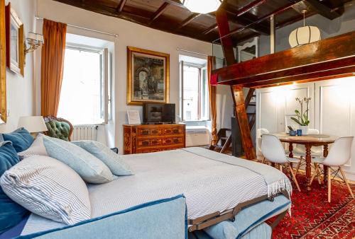 1 dormitorio con 1 cama grande y 1 mesa en Old Monserrato in Campo de' Fiori en Roma