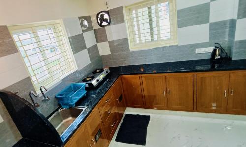 Кухня або міні-кухня у TrueLife Homestays - Chinmai Nivas - Modern 2BHK homes for family - Tirumala Mountain View - Best Peaceful Location - Many restaurants nearby - Large hall, AC bedrooms, Modular Kitchen - Fast WiFi - Android TV - 250 Jio Channels