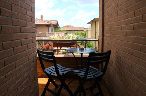 a table and two chairs sitting on a balcony at Mi Casa Affittacamere in Osio Sotto