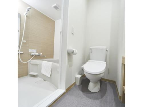 ein Bad mit einem WC und einer Dusche in der Unterkunft Sakishima Cosmo Tower Hotel - Vacation STAY 01080v in Osaka