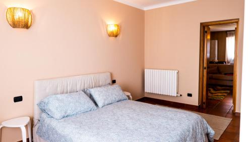 a bedroom with a bed with two blue pillows at Casa Bonnie, Nuovo accogliente appartamento nel centro di Milano in Milan
