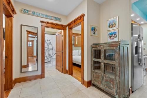 un pasillo con una habitación con un dormitorio en Flagler Cottage - 1 Block to Historic District en St. Augustine