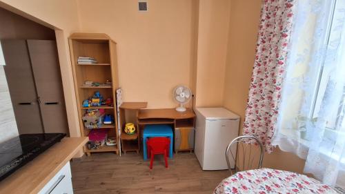een kleine kamer met een bureau en een tafel bij Mieszkanko na peryferiach in Chrzanów