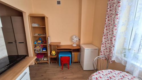 Mały pokój z biurkiem i stołem w obiekcie Mieszkanko na peryferiach w mieście Chrzanów