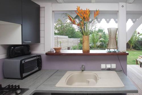 Η κουζίνα ή μικρή κουζίνα στο Bungalow, 200m de la plage, piscine