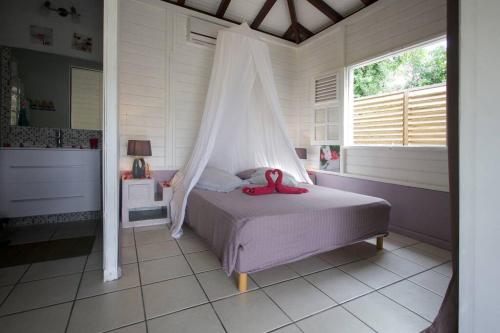 Ένα ή περισσότερα κρεβάτια σε δωμάτιο στο Bungalow, 200m de la plage, piscine