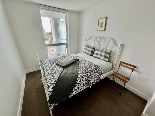 Richmond Centre Luxury 2b1b – Photos 3
