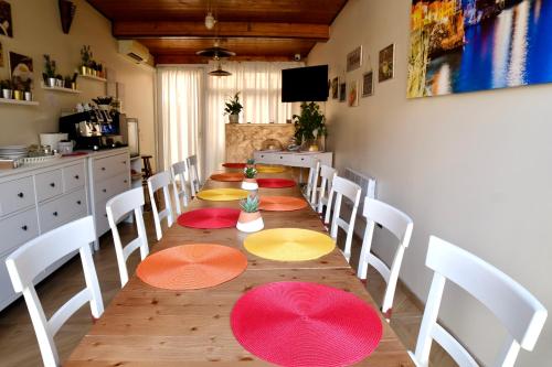 オージオ・ソットにあるMi Casa Affittacamereの長いテーブル、椅子、長いテーブルが備わります。