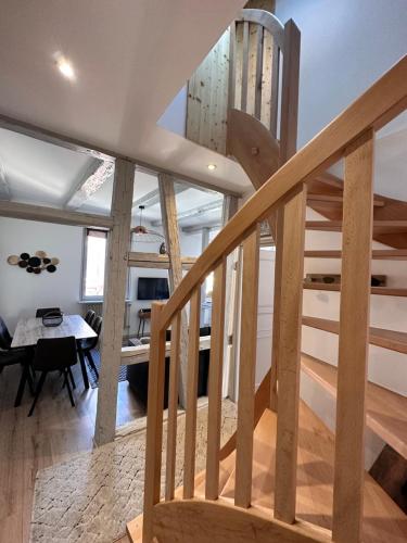 - un escalier en bois dans une maison avec une salle à manger dans l'établissement Le Wickram, à Colmar