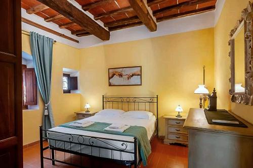 1 dormitorio con 1 cama y escritorio en una habitación en Holiday Home Villa il Cesto en Greve in Chianti